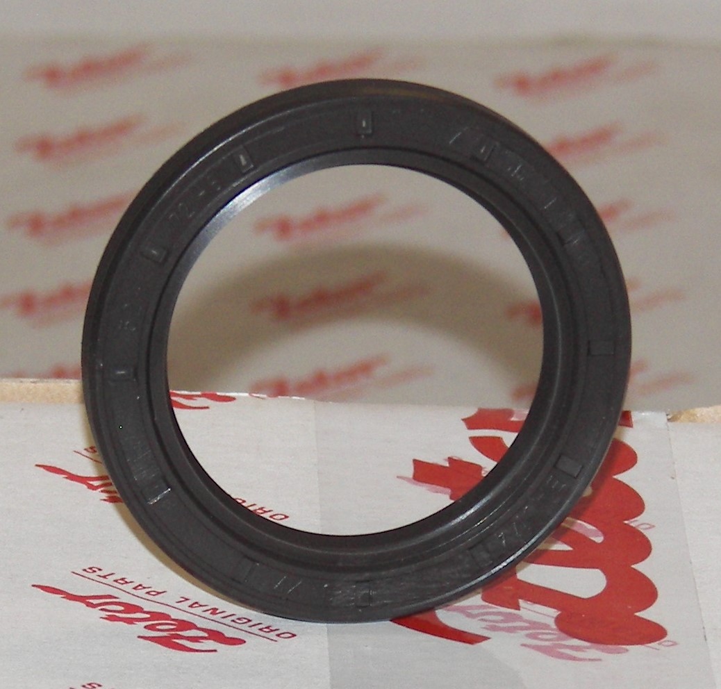 SHAFT SEAL IN CLUTCH HOLLOW SHAFT IN CLUTCH HOUSING