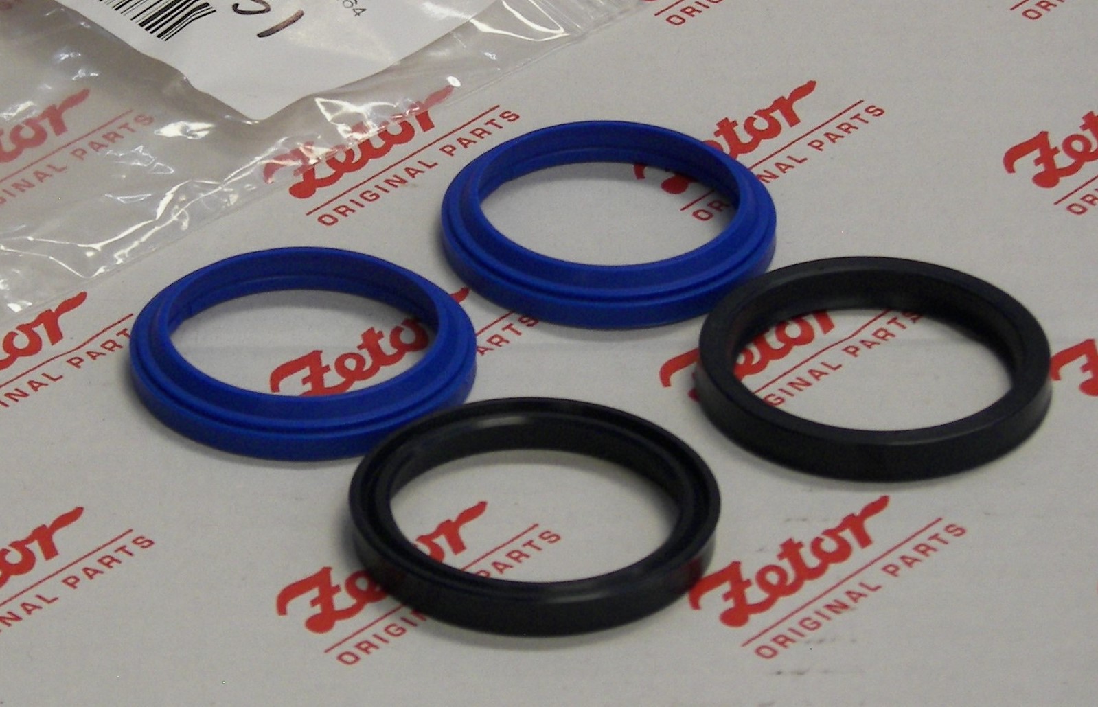 SEAL KIT FOR STEERING CYLINDER ON FRONT AXLE (CYLINDER IN THE CENTER); KIT FOR CYLINDER ENDS ONLY